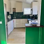Charming House With Garden In Hébergement de vacances