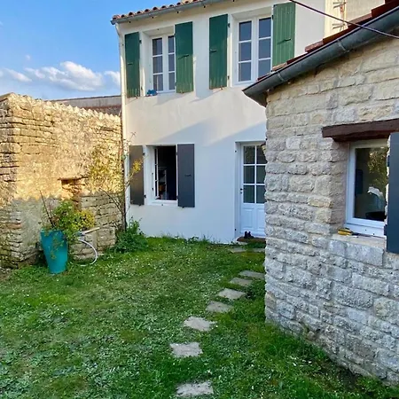 Charming House With Garden In