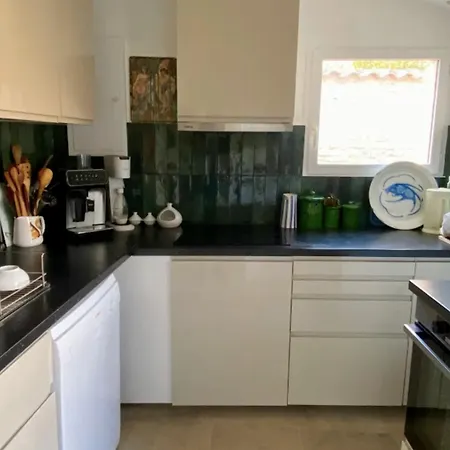 בית נופש Charming House With Garden In *