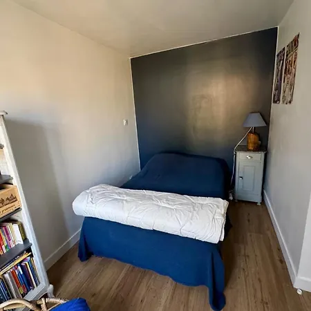 Charming House With Garden In בית נופש