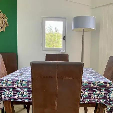 בית נופש Charming House With Garden In