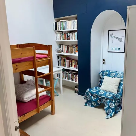 Charming House With Garden In בית נופש *