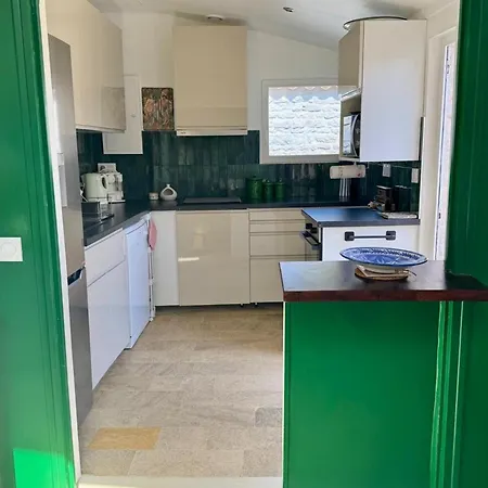 Charming House With Garden In בית נופש