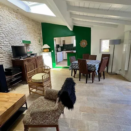 בית נופש Charming House With Garden In ארס-אן-רה