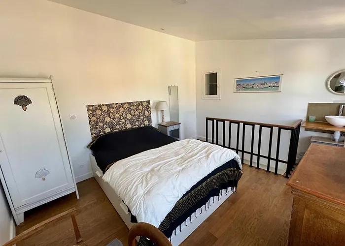 Charming House With Garden In