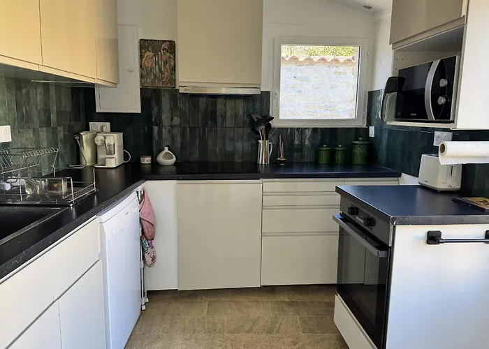 Charming House With Garden In * Ars-en-Re