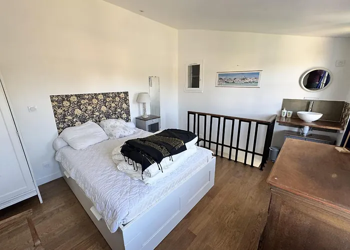 Charming House With Garden In * Ars-en-Re